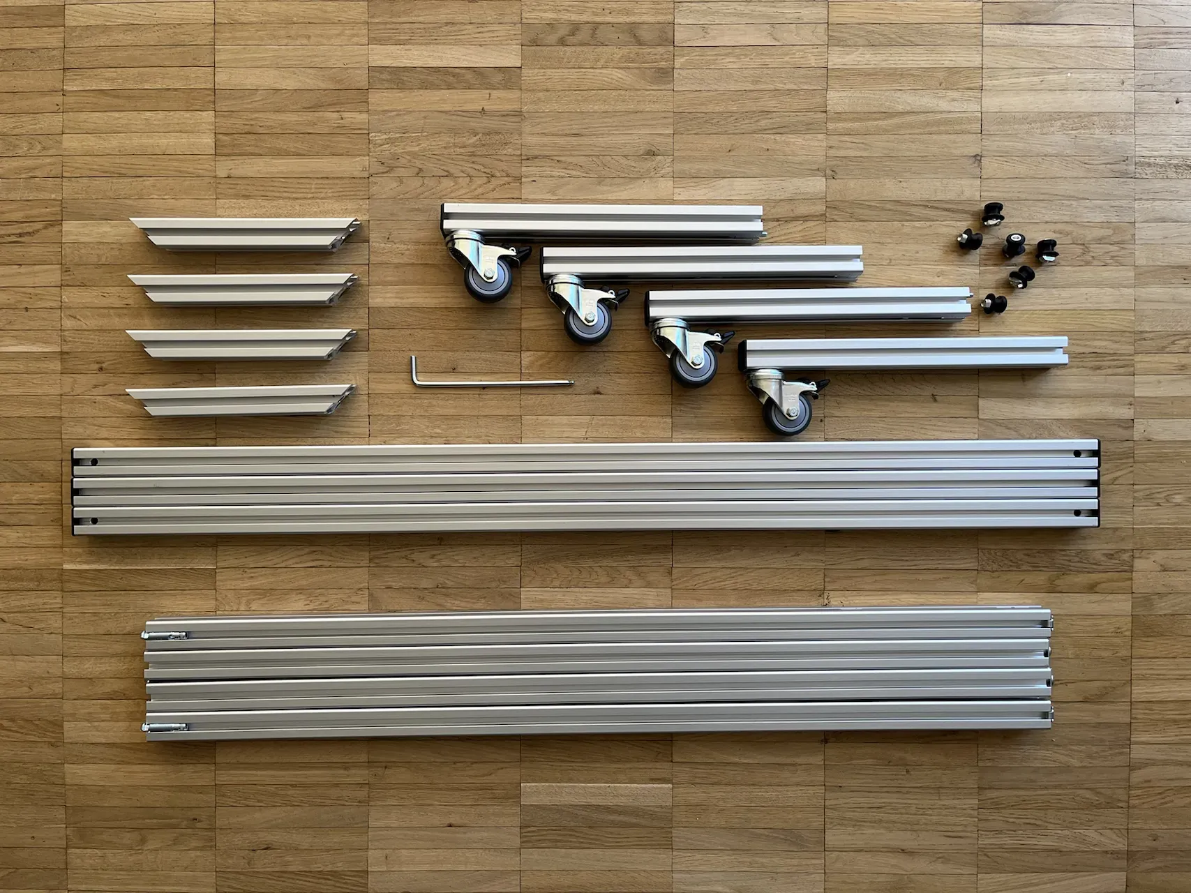 Lieferumfang des Aluminium-Rahmen-Bausatzes für Lean Construction Stecktafeln inklusive Werkzeug für die einfache Selbstmontage.