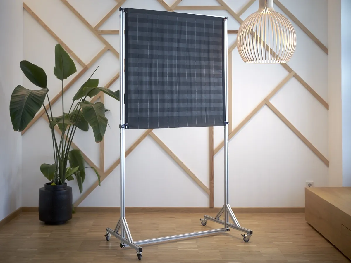 Mobiler Aluminium-Rahmen mit montierter Vlies-Stecktafel für die visuelle Taktplanung auf der Baustelle.