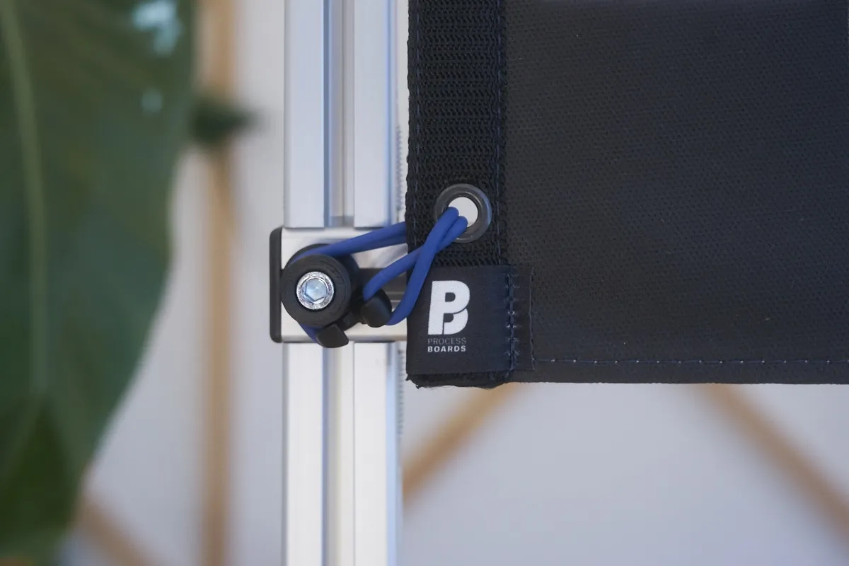 Detailaufnahme der stabilen Befestigungspunkte - 3D-gedruckte Halterung mit Gummispannern für die flexible Board-Montage.